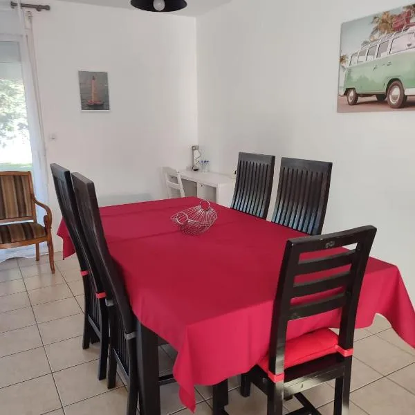 Location 4-6 personnes, Hotel in Grayan-et-lʼHôpital