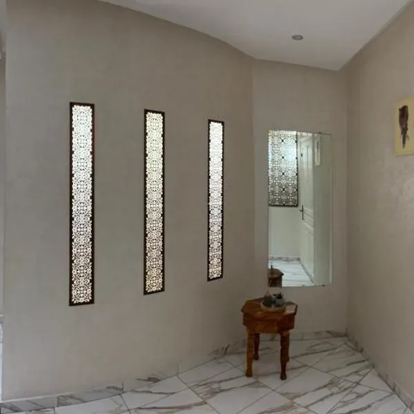 Premium Apartment - 6 Min from Rabat-Salé Airport - Free Parking & Fast WiFi、サレのホテル