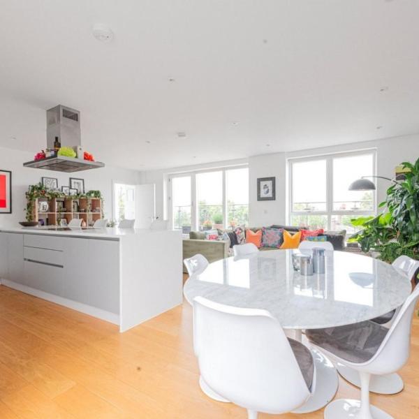 Spacious and Bright 4 Bedroom Flat, London