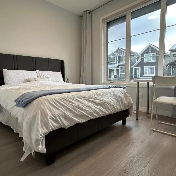 Sunny Queen-size Bedroom with Private Bath in Brand New House, hotel sa Calgary