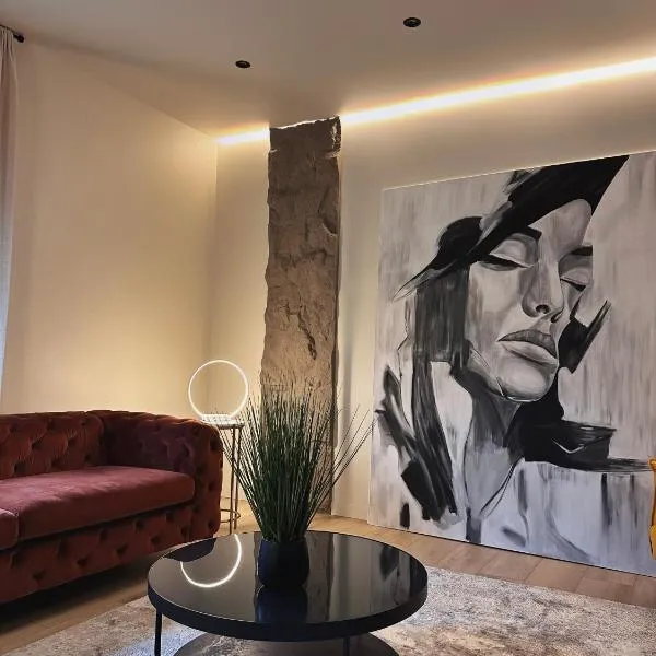 Private Patio and Parking KING BED Elegant Retreat, hotel in Pittsburgh