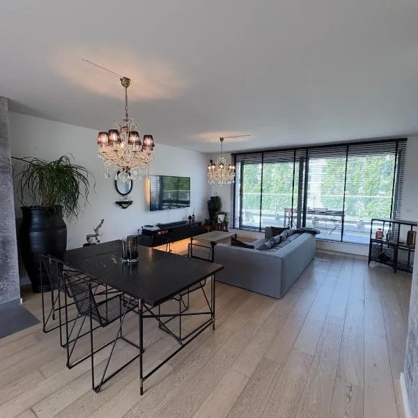 Refined apartment with terraces,位于布鲁塞尔的酒店