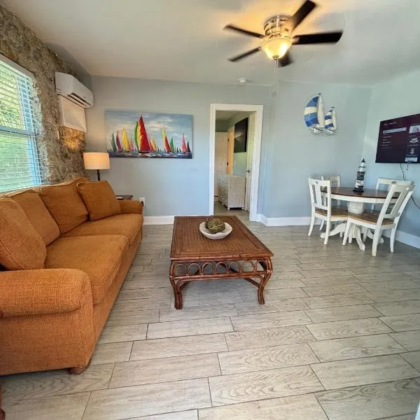 Sand Dollar Updated Kitchen Washer Dryer On River 1 Mile to Beach Sleeps 4 – hotel w mieście Bonita Springs