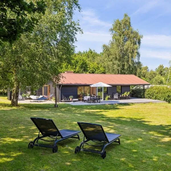 Charming Cottage Near Heatherhill With Jacuzzi, hotel en Vejby