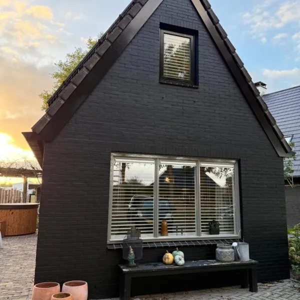 Het kleine huisje met Hottub, hotel v destinaci Emmen