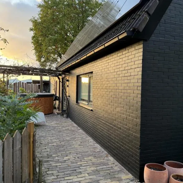 Het kleine huisje met Hottub, Hotel in Emmen