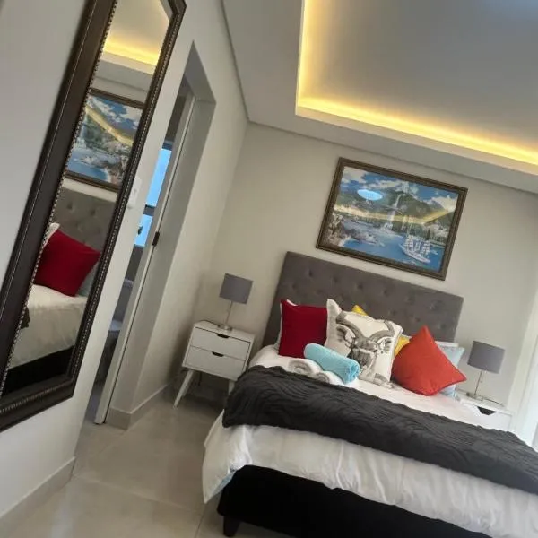 Serenity suite 6 minutes away from the beach, Hotel in Cape Town