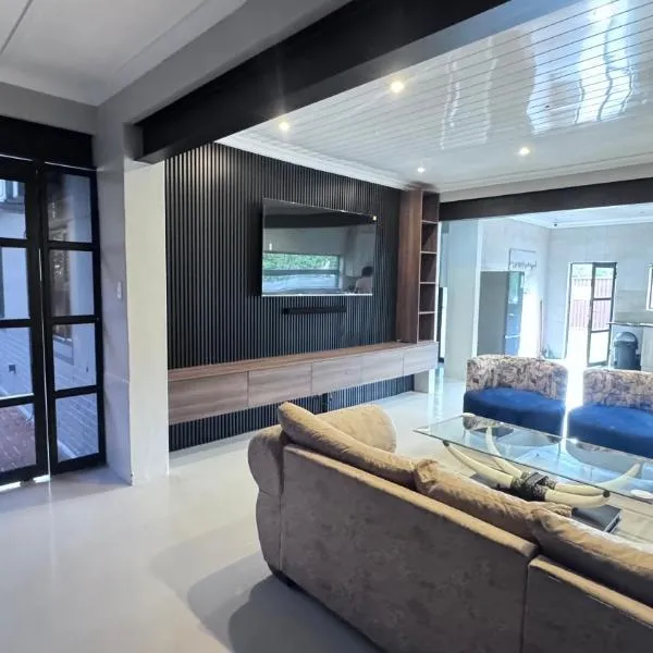 Modern Retreat with Stylish Interiors & Peaceful Garden View,位于布隆方丹的酒店