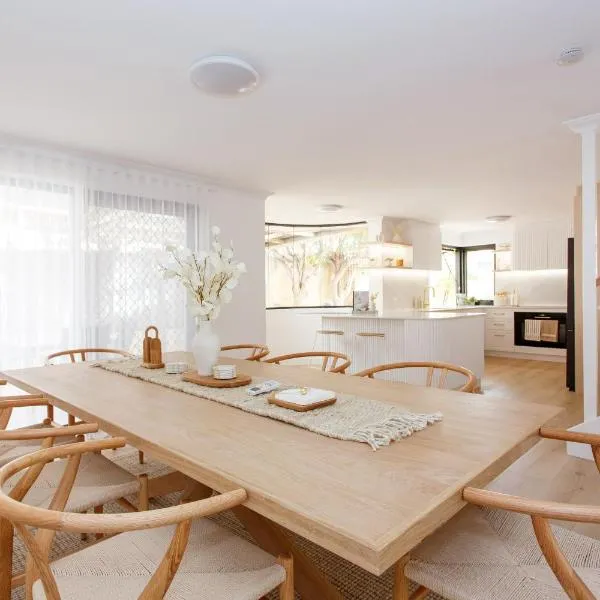 Scarborough Family Beachside Retreat - Walk to beach, hotel i Perth