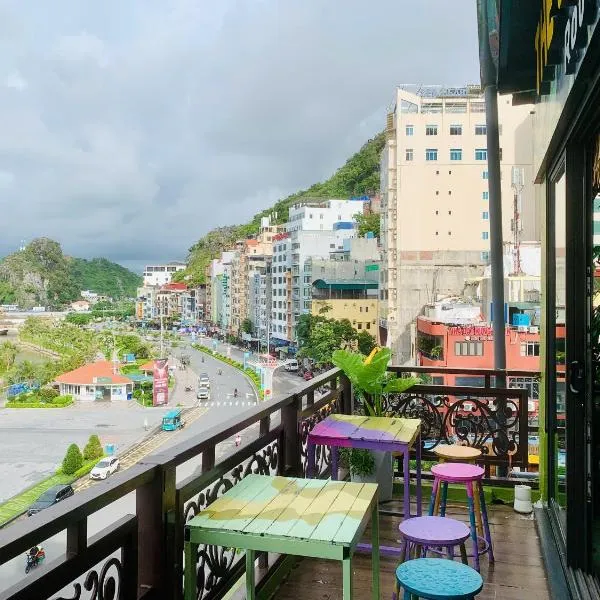 The Little Leaf Hostel - Restaurant & Rooptop Bar, hotel in Cat Ba