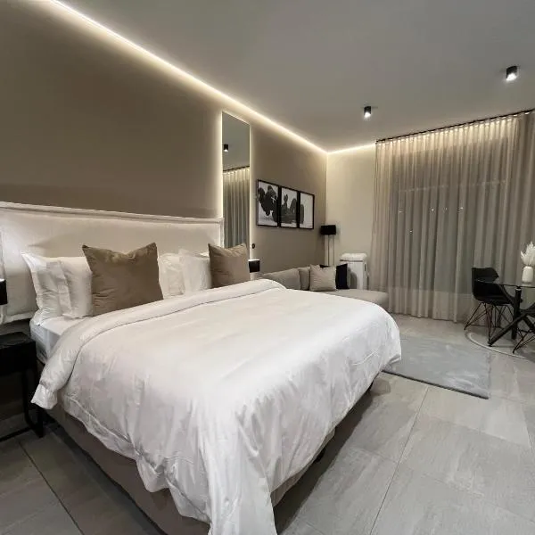 Luxury King Studio, Menlyn Maine, Time Square Views, Smart Access, hótel í Pretoria