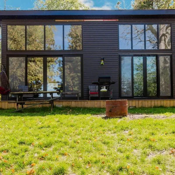 3-bedroom Lakefront Villa #10, hotel en Lakefield