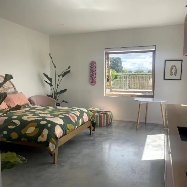 The Studio - Beauty on Birchwood, hotel a Tamahere