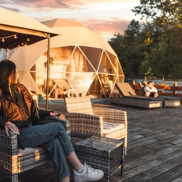 Waterfront Glamping - Private hot tube, sauna & sunset view, hotel v destinaci Wapnica