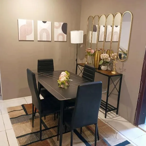 Beautiful 3-bedroom Apartment, hotel in Sharjah