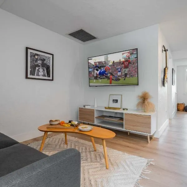 Studio at The Key - 1mi to UF & DT , Full Kitchen, hotel em Gainesville