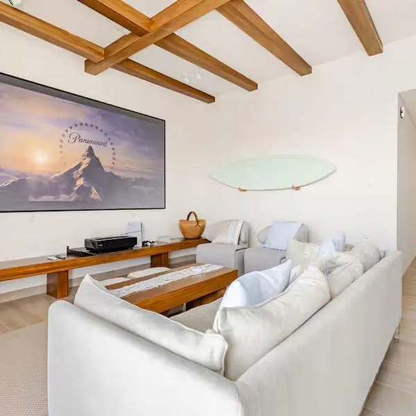 The Surfer's Yas 2BR plus Study Apartment, Full canal & pool view, Theme Parks Yas, khách sạn ở Yas Island