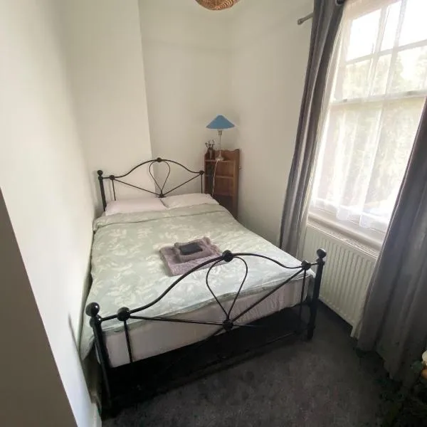 EGHAM LOVELY STUDIO SELF CONTAINED 2 mins station, hotel in Egham