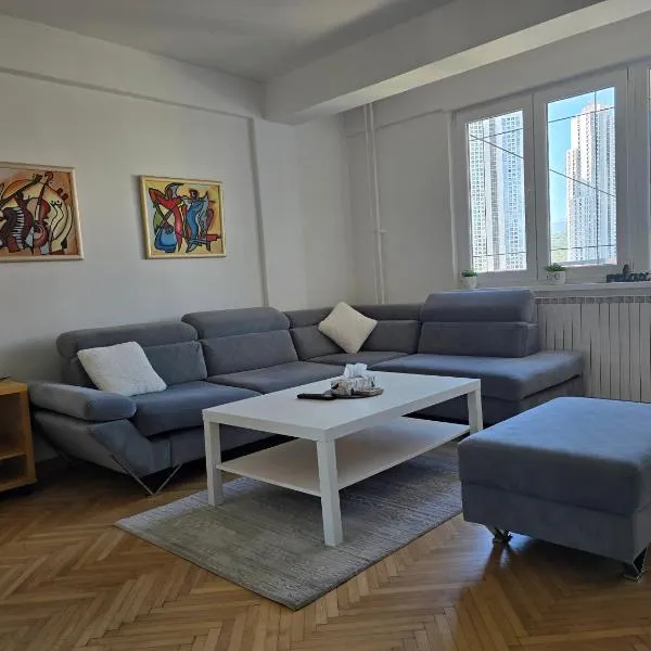 Bright, modern - 2 bedroom condo, hotel in Skopje