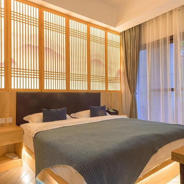 Heinemann Hotel courtyard or terrace king room A108 with a jacuzzi and a local, Baoguosi