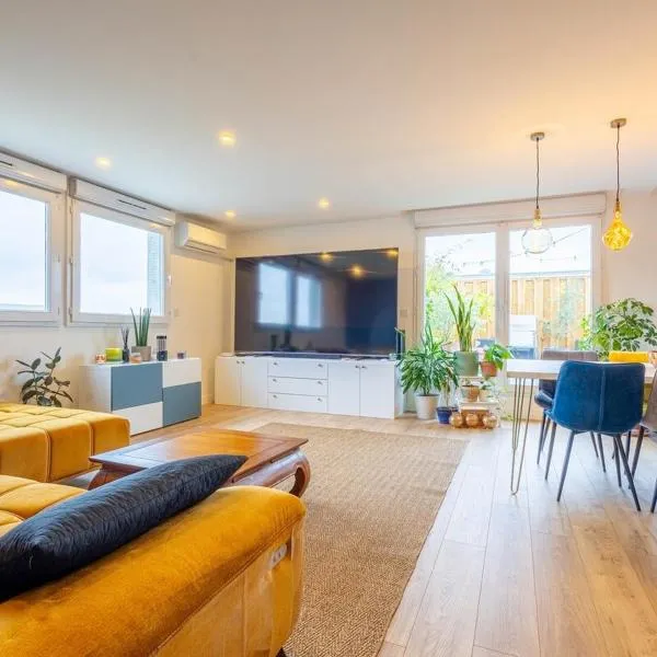 Spacieux rooftop 135m2 avec terrasse et parking, hotel i Bordeaux