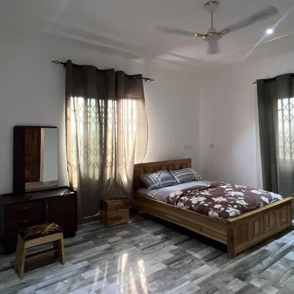 5 Bedroom House Sleeps 12 -Balcony -Hired security, viešbutis Akroje