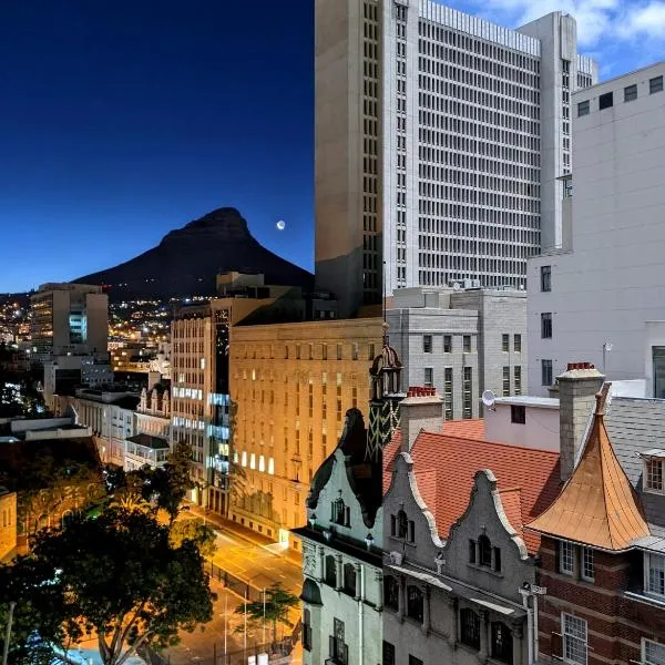 Taj Hotel Cape Town - luxury 5 star suites - very spacious with kitchenette, Lions Head views, hotel in Cape Town