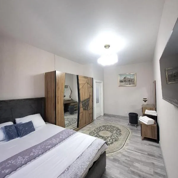 Стильная студия в центре с кухней，位于布哈拉的酒店