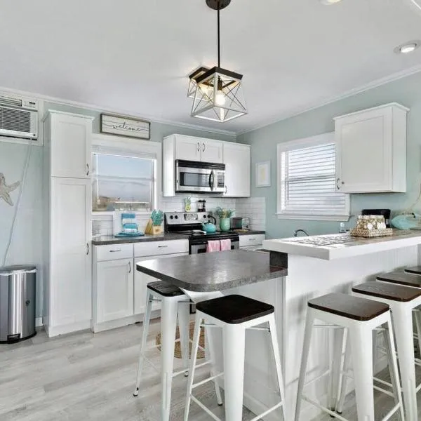 Coastal bungalow with huge yard, comfy deck and close to beach, hotel a Galveston