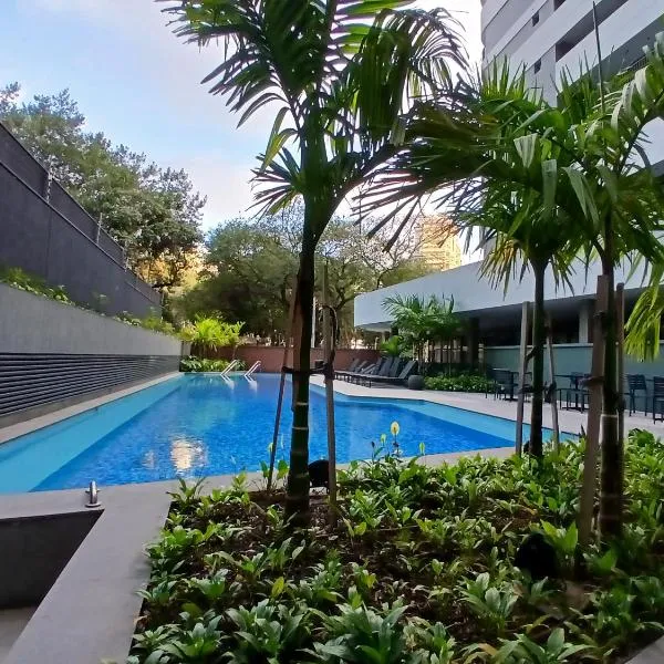 Novo e Completo - Ao Lado do Metro, Hospitais e 25 de Marco - Cond com Piscina, Academia, hotel in Sao Paulo