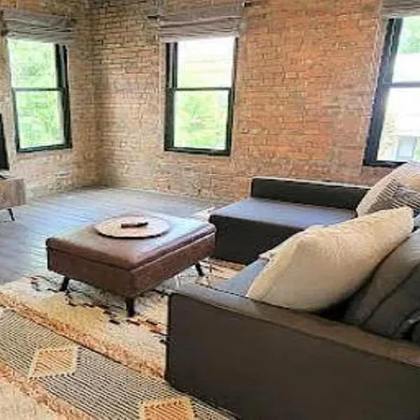 Jungle House Columbus Downtown Free Parking Sleeps 8 - Steps to Convention Center & Nationwide Arena - 2BR Short North Luxury Home - Over 5,800 Five Star Stays, Hotel in Columbus