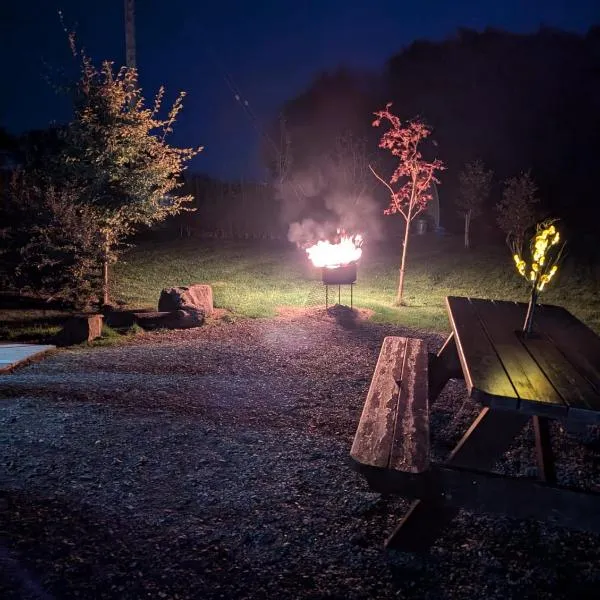 Rose Glamping pod, ξενοδοχείο σε Derrylin