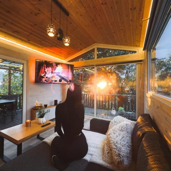 Romantic Cottage - Private Hot Tub - Sauna - Beach access, hotel in Wapnica