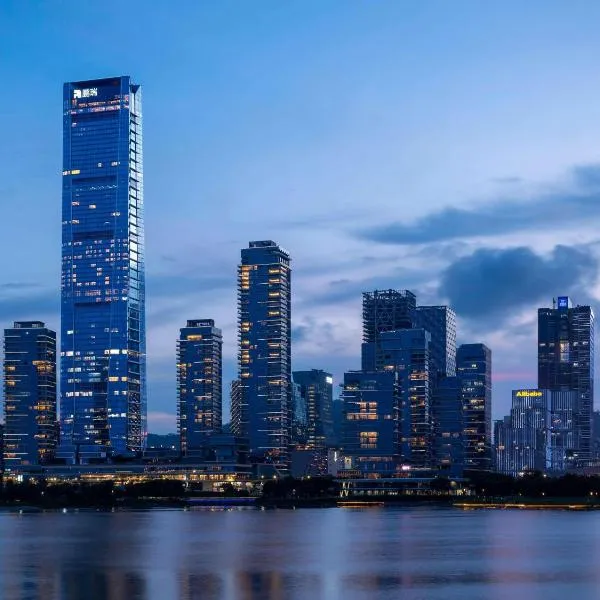 Raffles Shenzhen, Situated in the heart of One Shenzhen Bay, Book Now to Enjoy Free Minibar and Happy Hour Privileges at Long Bar on 71F, hotel in Shenzhen