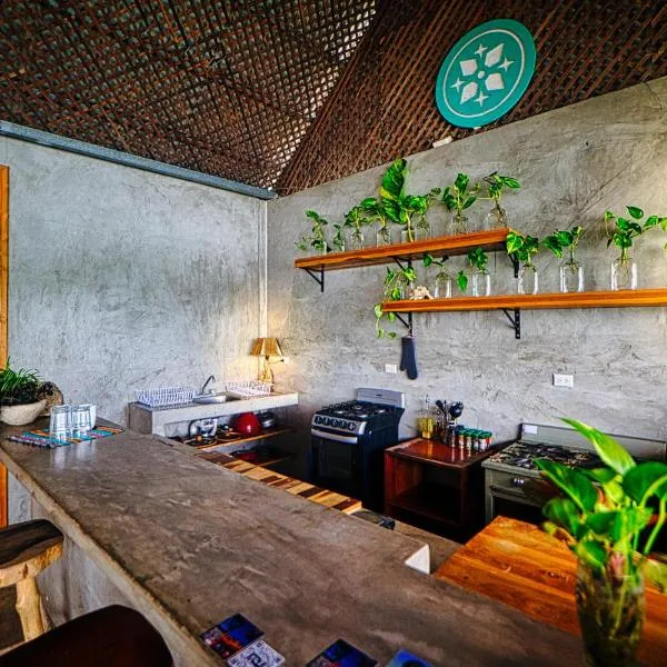 Hostal Don Cenobio, hotel in Flores