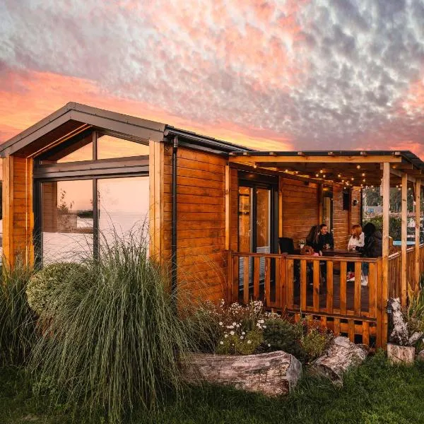 Charmful Beach Cabin - Sauna - Private Hot Tub, hotel in Wapnica