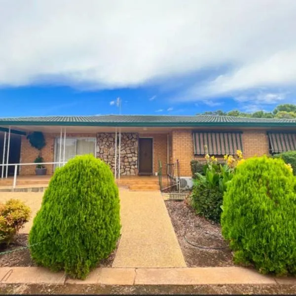 3 bedroom Creswell Street Cottage - Pet Friendly, hotel i West Wyalong