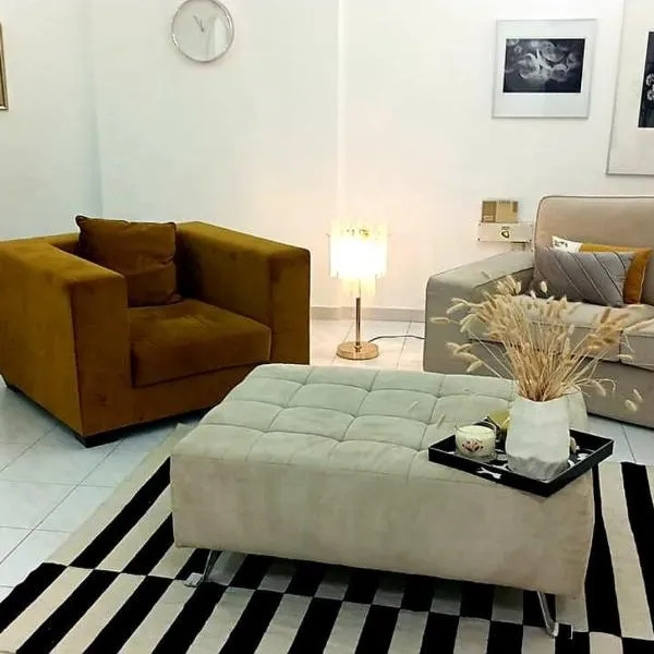 Levish 3-Bedroom Apartment with Balcony on Buhaira Corniche, hotel v destinaci Sharjah