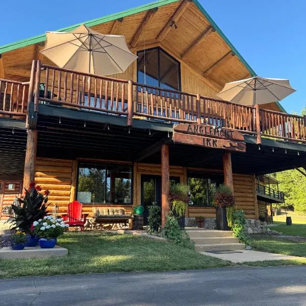 Anglemont Inn Rent all 16 Rooms for Weddings, Events North Shuswap BC, hotel en Anglemont