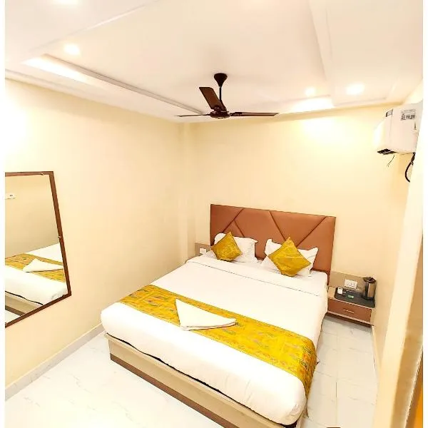 HOTEL BNK GRAND Near Goḏawalia Chauraha - 100 Meter From Baba Vishwanath Temple & Ganga Arti Ghat ! Wi-Fi #Lift #Hygiene & Spacious Room - BEST HOTEL IN VARANASI、バラナシのホテル