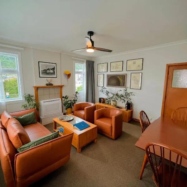 The Signal - Stylish Deco Apt with Deck and Marina View, hotel in Picton