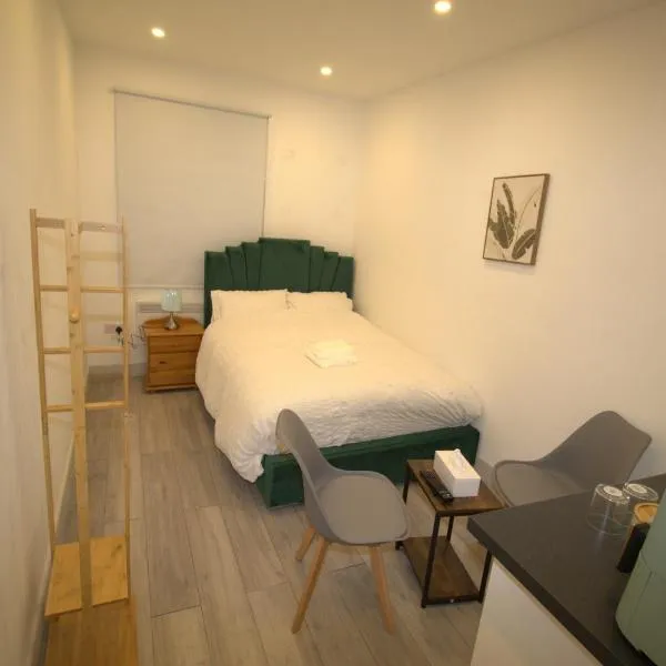 AMD Hotel Modern Comfort in the Heart of Sutton SM1,位于萨顿的酒店