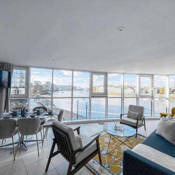 Luxury Riverside Retreat with Stunning Views, London