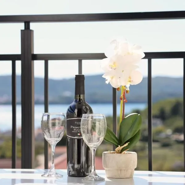 Valmere Apartment Tivat Sea View Free Parking，位于蒂瓦特的酒店