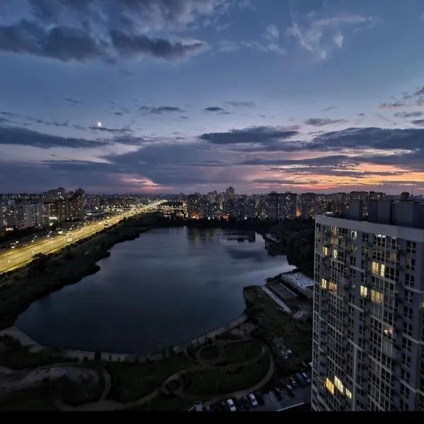Panoramic view Lebedinny flat, hotel in Kyiv
