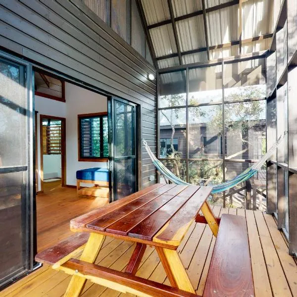 Mahogany Cabaña at Inn The Trees -Gold Standard Certified, hotell sihtkohas Placencia