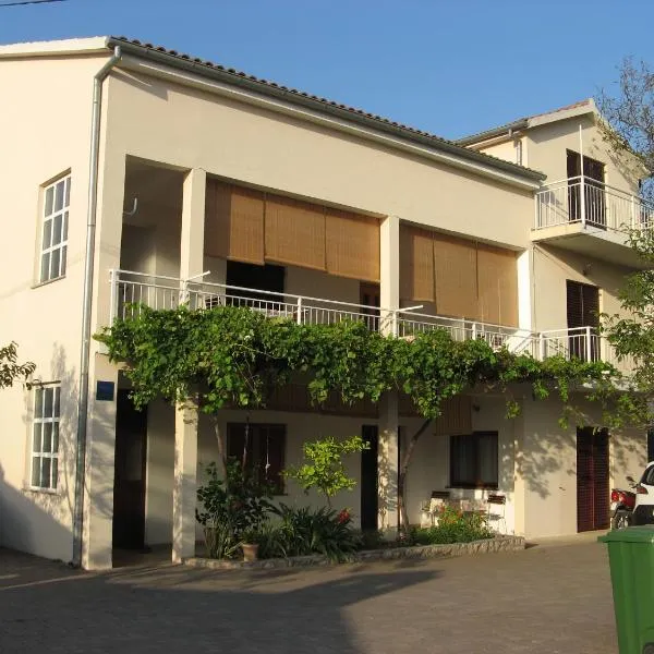 Apartments&Rooms Milka, hotel in Starigrad-Paklenica