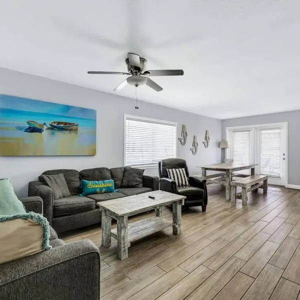 Gulf Coast Beach Front Condo with Private Balcony，南帕諸島的飯店