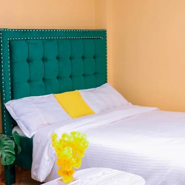 Monett Bay, hotel ve Wajiru