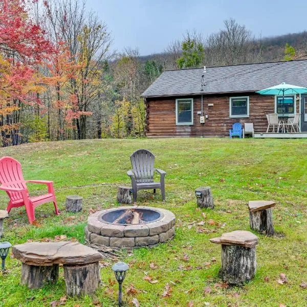 High Peak Heaven Cozy Log Cabin on 1 Acre!, hotel en Windham
